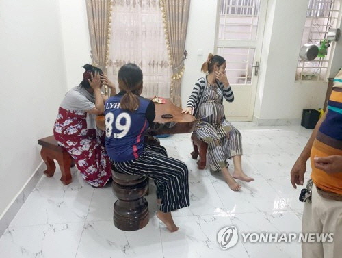 지난 2018년 적발된 캄보디아 대리모. [EPA=연합뉴스]